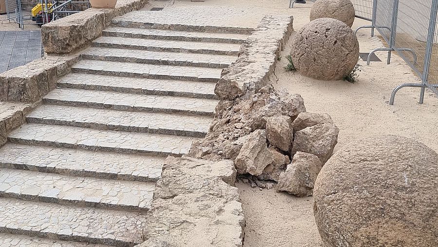 Aquest és el tros d'escales trencades durant els treballs de construcció de la pasarel·la.