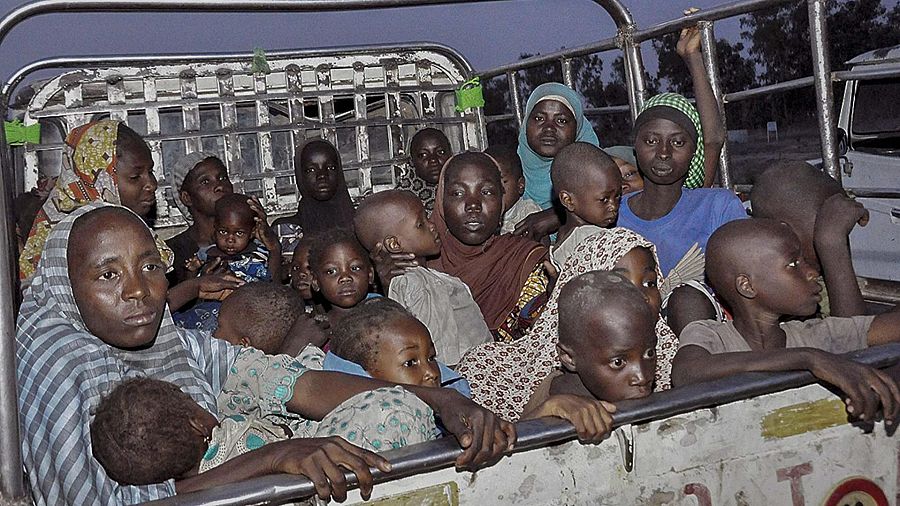 Mujeres y niñas liberadas en Nigeria, en una operación de 2015, tras haber sido secuestradas por Boko Haram.