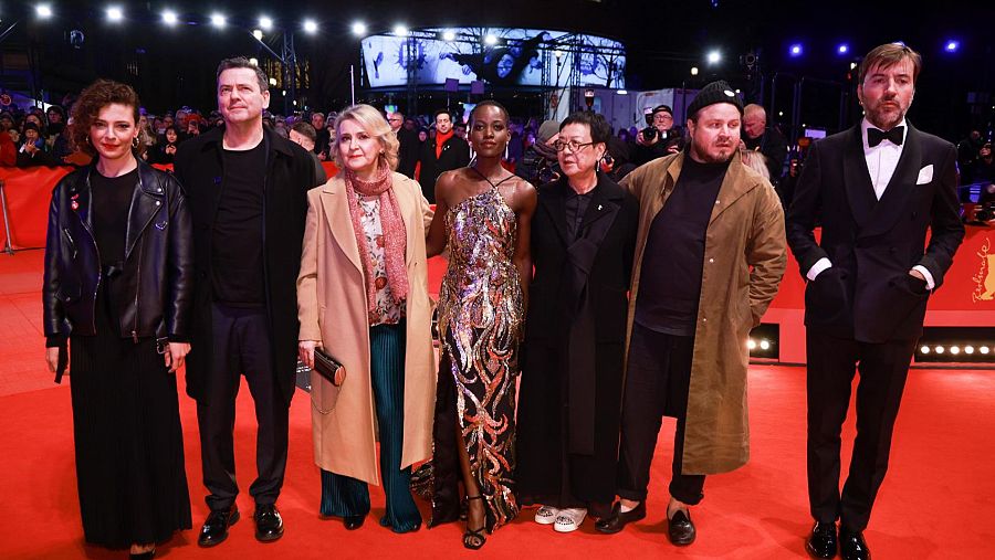 Lupita Nyong'o posa rodeada del resto del jurado de la Berlinale 2024.