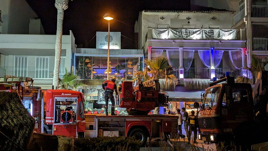 Varios servicios de emergencia evacúan a los heridos en la playa de Palma