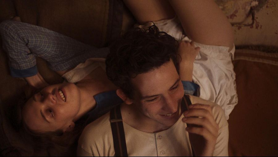 Josh O'Connor y Odessa Young en 'Primavera en Beechwood'