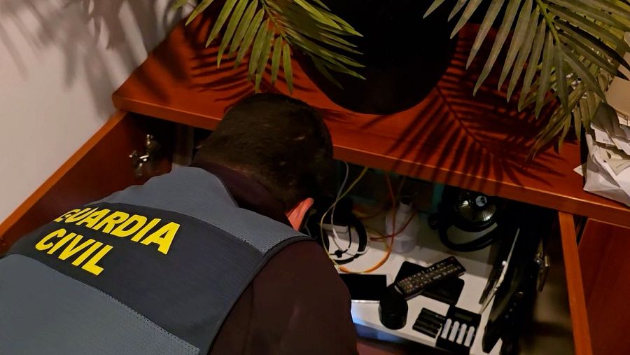 Agentes de la Guardia Civil durante el registro en el domicilio del detenido