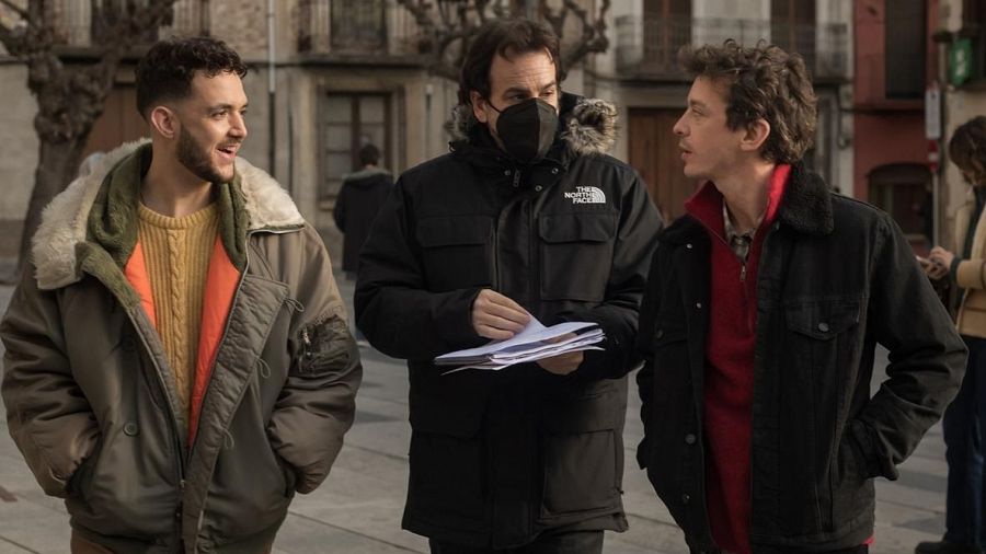 C. Tangana, el director Isaki Lacuesta y el actor Nahuel Pérez Biscayart, durante el rodaje de 'Un año, una noche'