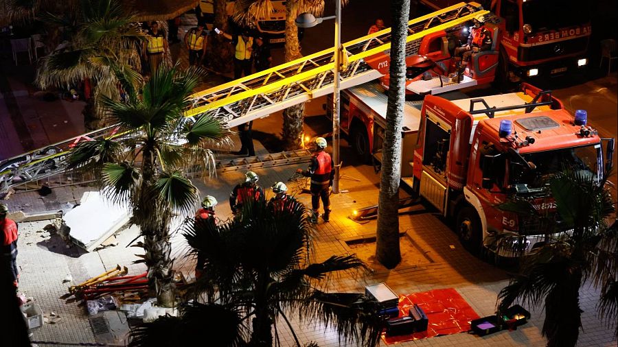 Los bomberos trabajando después del desplome del club
