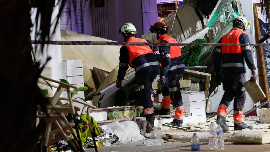 Bomberos levantando buscando más supervivientes
