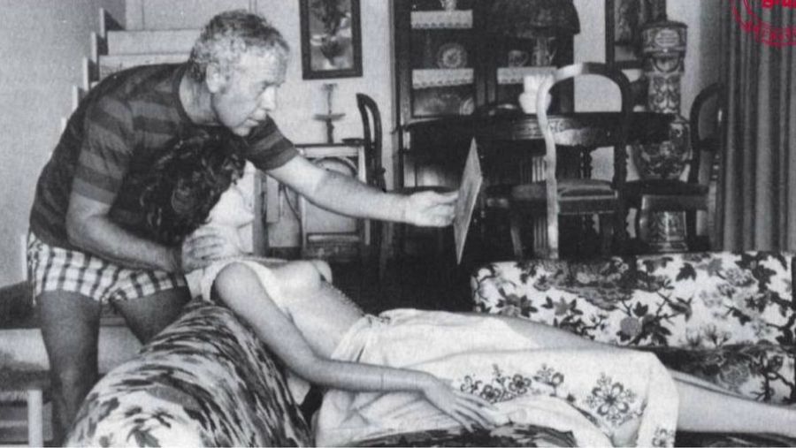 Berlanga con la muñeca de 'Tamaño natural'