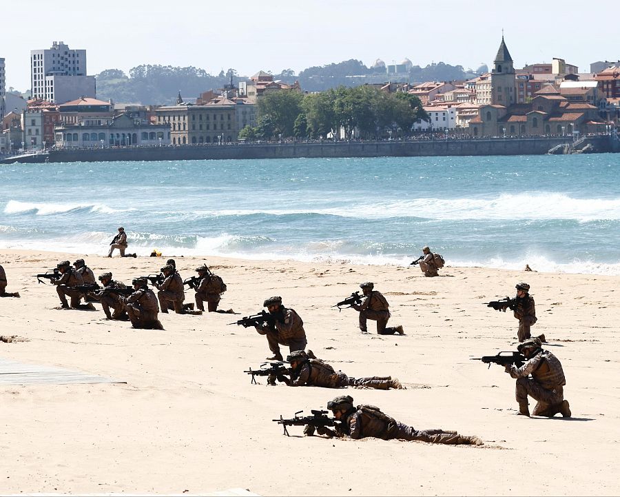 Desfile aéreo por el Día de las Fuerzas Armadas ver vídeo