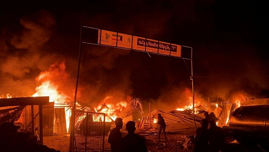 El ataque de Israel sobre un campo de desplazados en Ráfah ha provocado un incendio