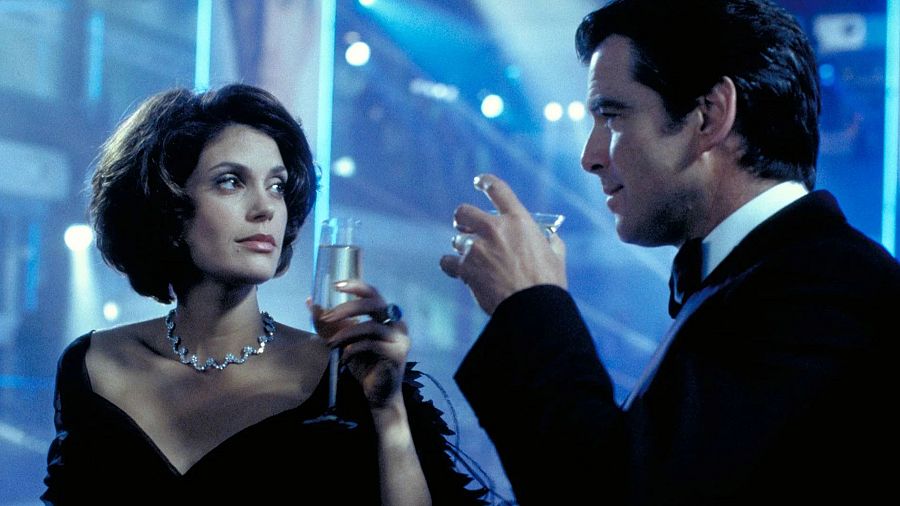 Teri Hatcher y Pierce Brosnan en 'El mañana nunca muere'