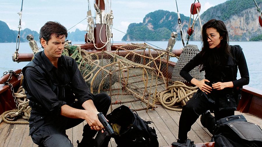 Pierce Brosnan y Michelle Yeoh en 'El mañana nunca muere'