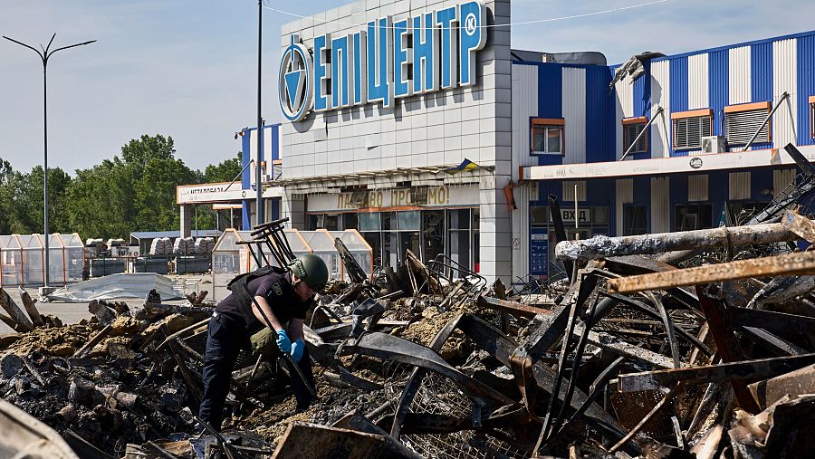 Un policía inspecciona los daños causados por el bombardeo ruso a un hipermercado en Járkov el 25 de mayo de 2024