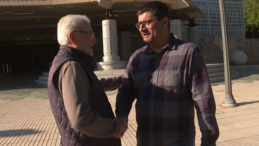 Más de tres décadas después de que ardiera el Parlamento murciano, Romero e Ibarra, líderes sindicales entonces y ahora, se reúnen frente a la Asamblea