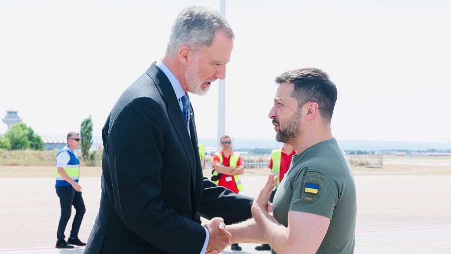 El Rey Felipe VI, saluda al presidente de Ucrania, Volodimir Zelenski, tras llegar al aeropuerto de Adolfo Suárez Madrid-Barajas