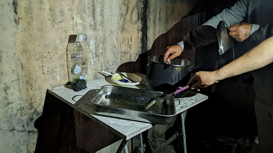 Utensilios de cocina que utilizan varios residentes expulsados del CETI bajo el puente