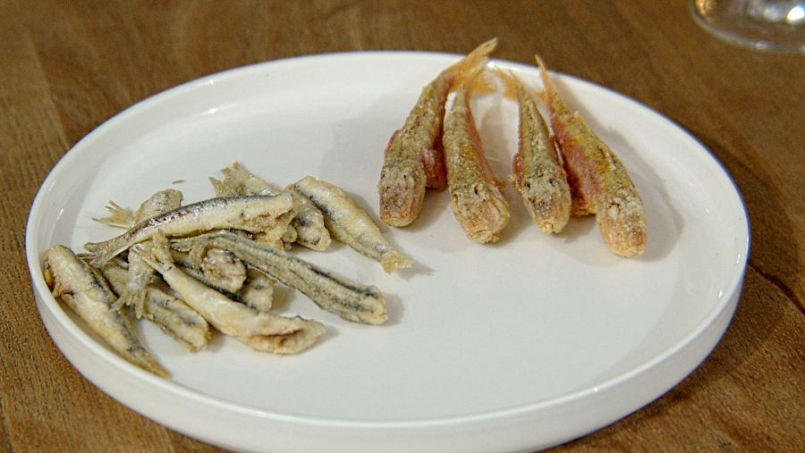 Plato de boquerones y salmonetes