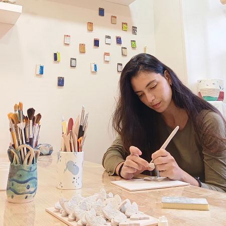 Judith Palos trabajando la cerámica en su taller.