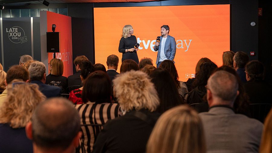 María Eizaguirre i Alberto Fernández a la presentació de Casa RTVE Play