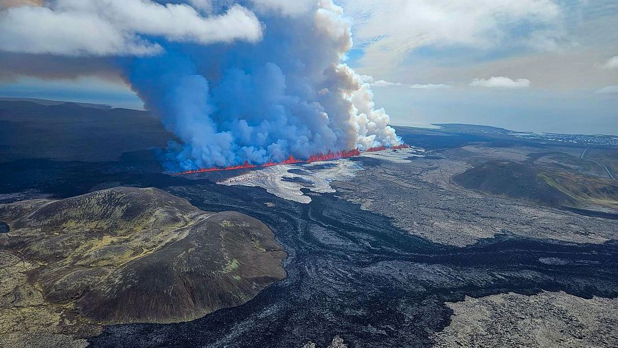 Vista aérea de la nueva erupción en la península de Reykjanes