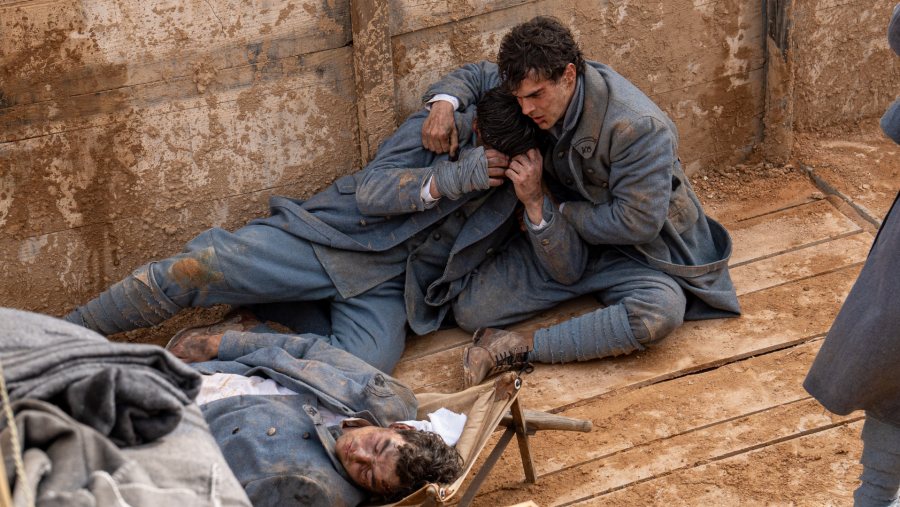 La Promesa: Manuel y Curro luchan por sobrevivir