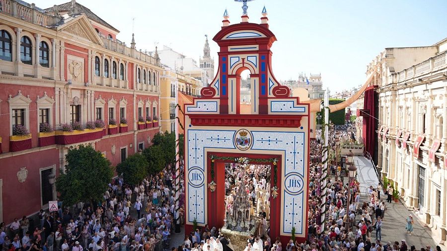 Corpus Christi: Sevilla se echa a la calle para acompañar a la procesión