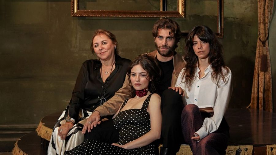 Los protagonistas de 'Pídeme lo que quieras', con la autora, Megan Maxwell y la directora, Lucía Alemany