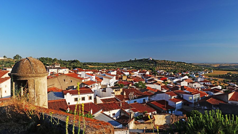 Valencia de Alcántara, en Cáceres, amanece con cielos despejados