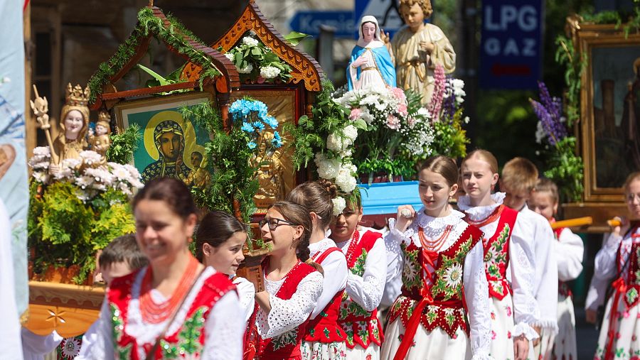 Corpus Christie: En las Montañas Trata, los residentes se visten con trajes tradicionales