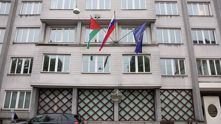 La bandera palestina ondea junto a una eslovena y otra de la Unión Europea, en el edificio del Gobierno en Liubliana