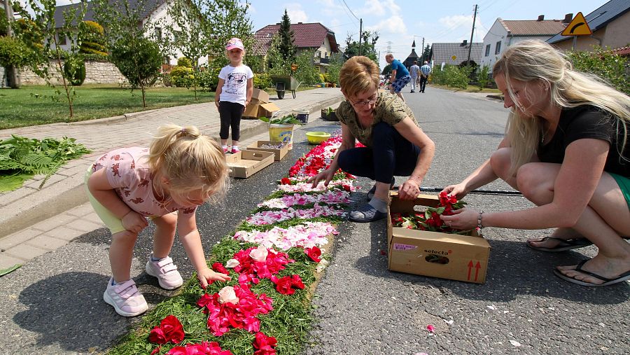 Corpus Christi: Los fieles organizan una alfombra de flores para las celebraciones en Olszowa