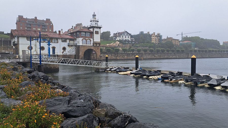 Fotografía de la casa del Náufrago y Faro de Arriluce en el Puerto Deportivo de Getxo en Algorta (País Vasco)