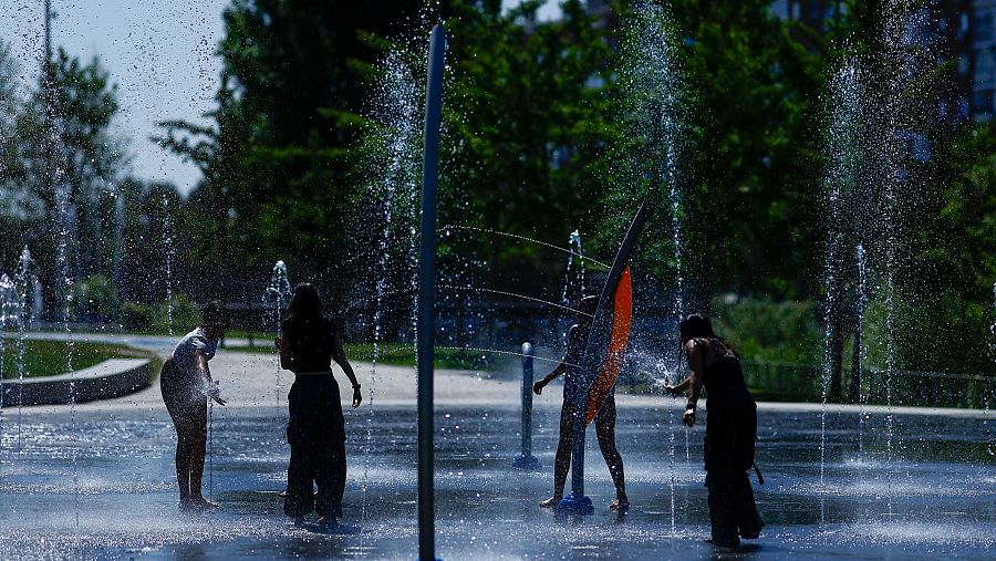 Personas disfrutando de la Playa de Madrid Río para combatir el calor