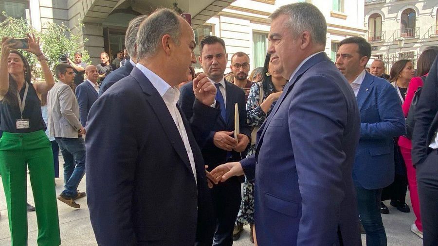 Jordi Turrull (Junts) y Santos Cerdán (PSOE) en el patio del Congreso