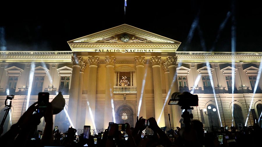 Simpatizantes escuchan el discurso de la reelección de Nayib Bukele, desde el Palacio Nacional