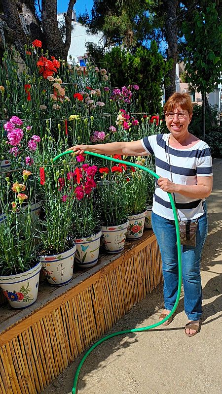 Ella es María Dolors, la mujer de Joan con los claveles