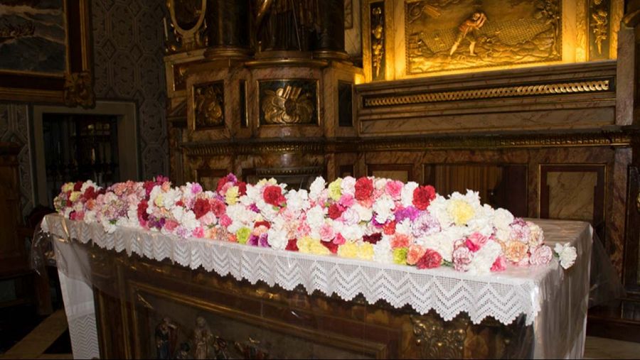 Ofrenda floral en el altar mayor del Santuari de la Mare de Déu del VInyet en 2017