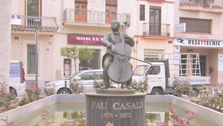 La Plaça Nova d'El Vendrell té forma de violoncel en homenatge a Pau Casals.