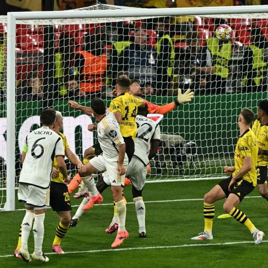 Carvajal remata de cabeza el córner que supuso el 0-1 en la final.