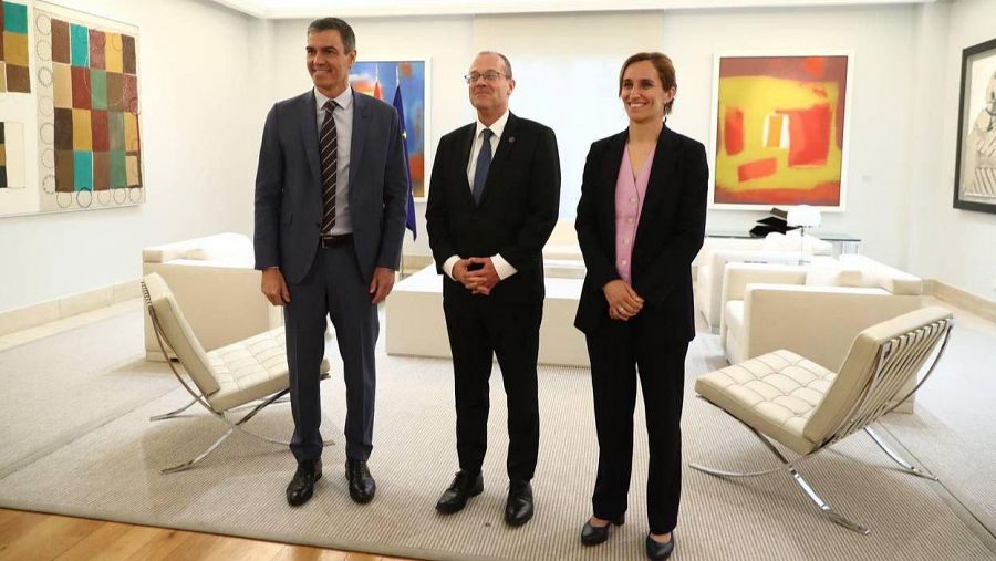 El presidente del Gobierno, Pedro Sánchez, y la ministra de Sanidad, Mónica García, reciben a Hans Kluge (OMS).