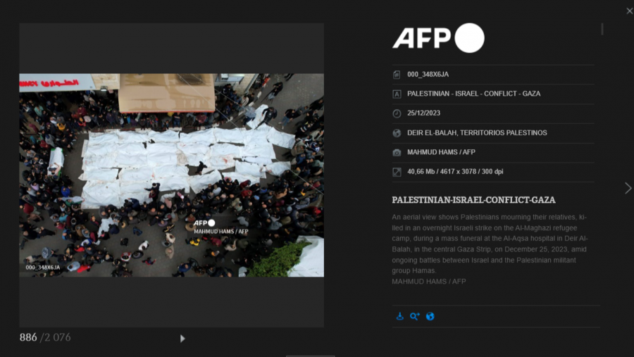 Fotografía de AFP del funeral celebrado el 25 de diciembre de 2023 tras el ataque israelí al campo de refugiados Al Maghazi