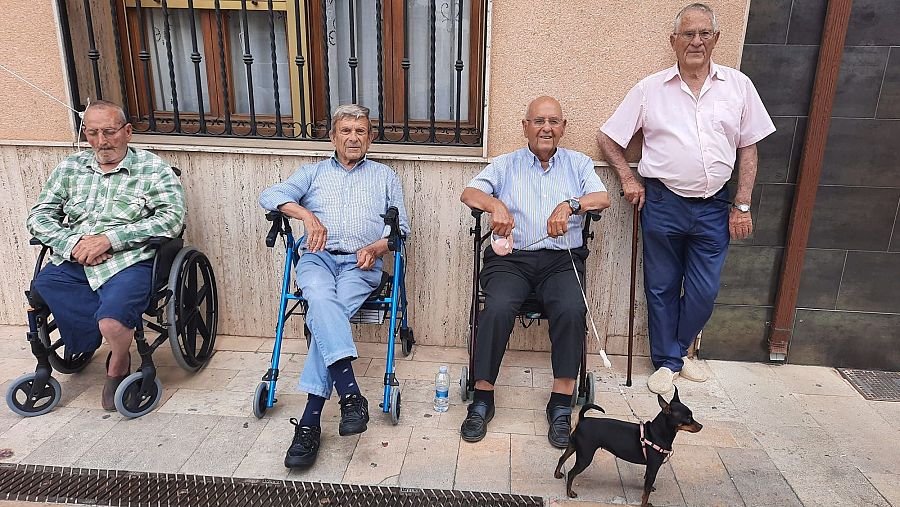 Un grupo de jubilados pasa la mañana en la plaza de Rótova, junto al centro social en el que se instalan las dos mesas electorales.