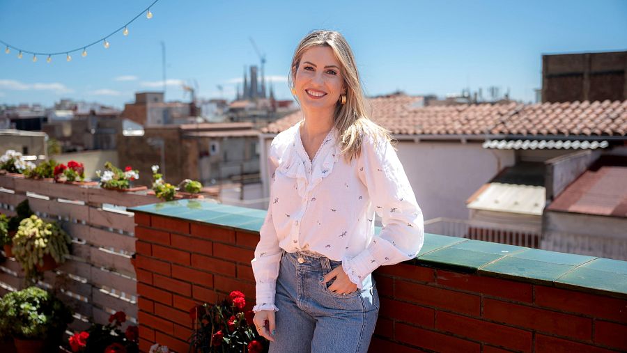 Danae Boronat a una terrassa un edifici