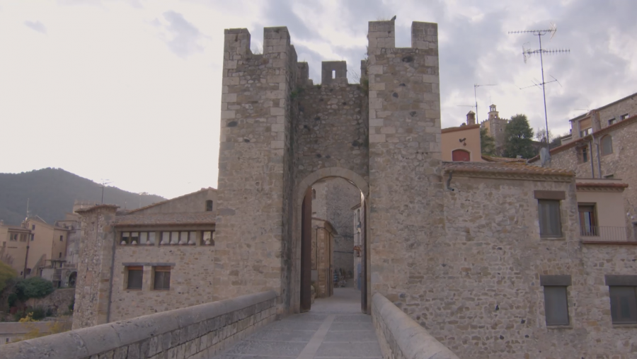 De Carrer - Torre del Pont medieval de Besalú