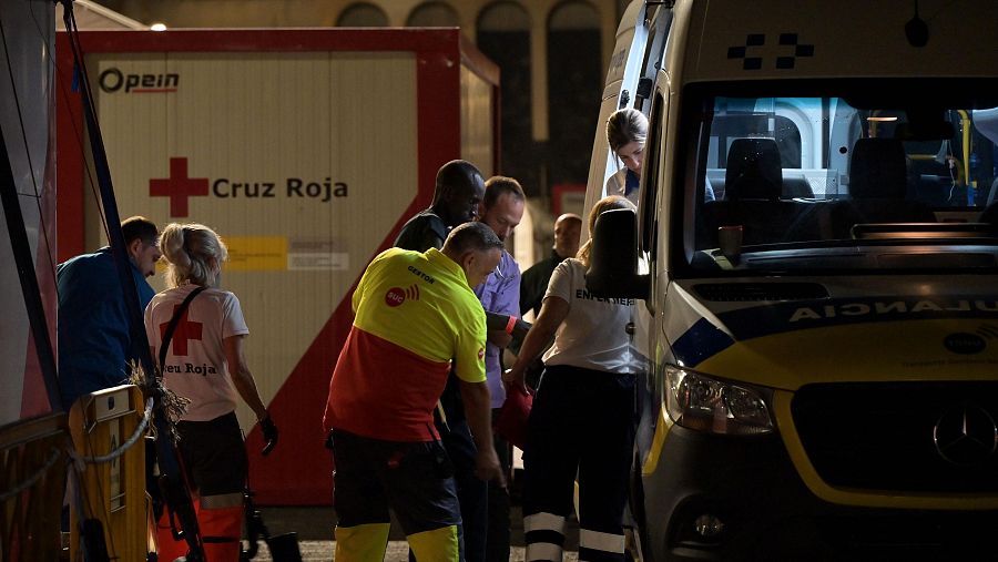 Los servicios sanitarios atienden en el puerto de La Restinga, El Hierro