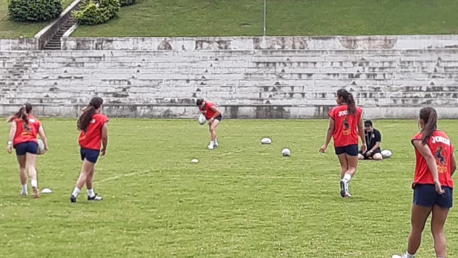 Las jugadoras de la selección sub 18 de rugby seven en un entrenamiento en Madrid