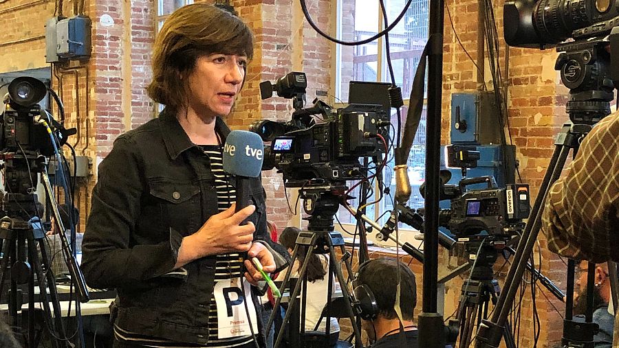 Una imatge d'una entradeta en directe, per als informatius, de Mària Sánchez, rodejada de càmeres