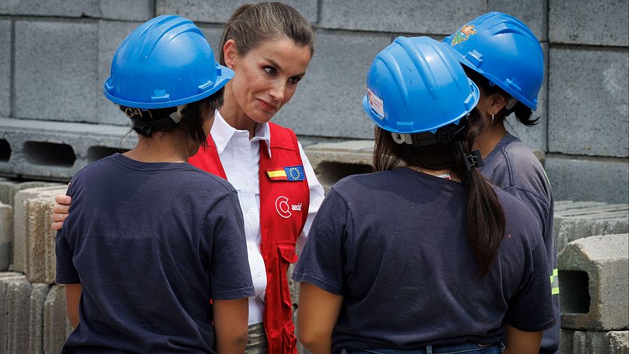 La reina Letizia hablando con los estudiantes de la Escuela Taller Norte