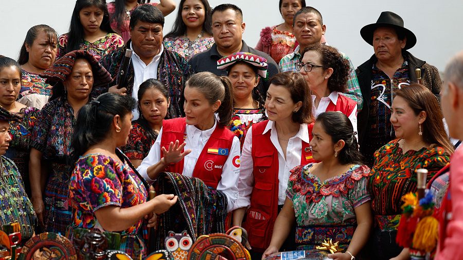 La reina de España hablando con comerciantes en San José de Chacayá