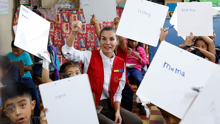 Doña Letizia con niños en la escuela local de San José de Chacayá