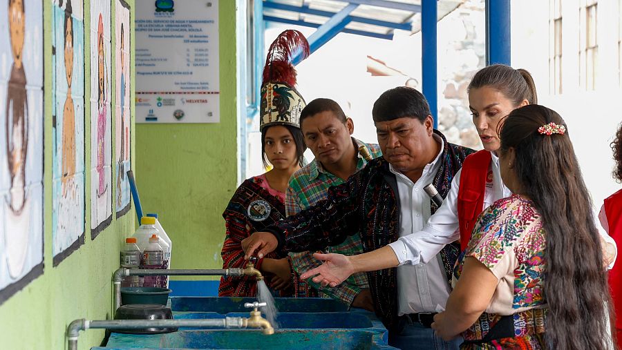 Su majestad junto con el alcalde de la localidad