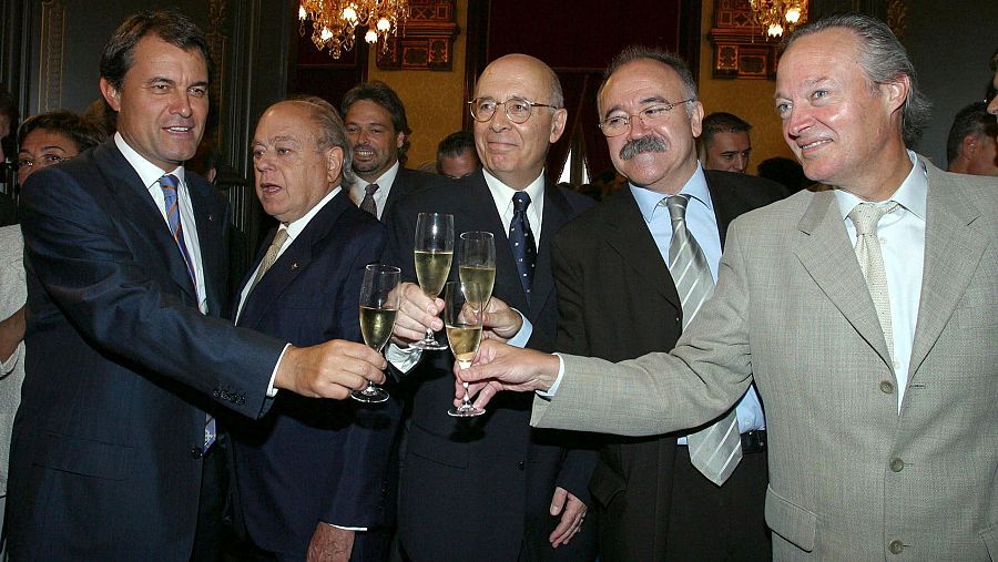 Artur Mas (izda), Josep Piqué (dcha) y Josep Lluis Carod-Rovira (2 dcha), brindan con cava junto a Jordi Pujo, durante el acto institucional en la celebración de la Diada en 2003. (EFE/Toni Albir)